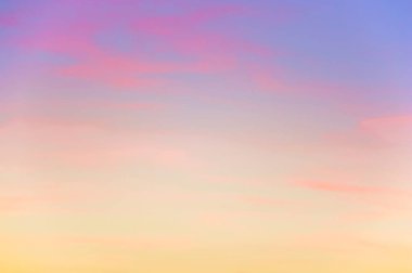 Güzel gün batımı gök renkli akşam bulutlar ile.