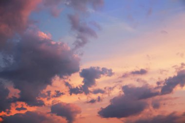 Güzel gün batımı gök renkli akşam bulutlar ile.