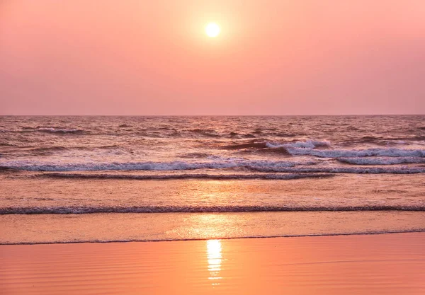 Plaj renkli gün batımı. Goa, Hindistan