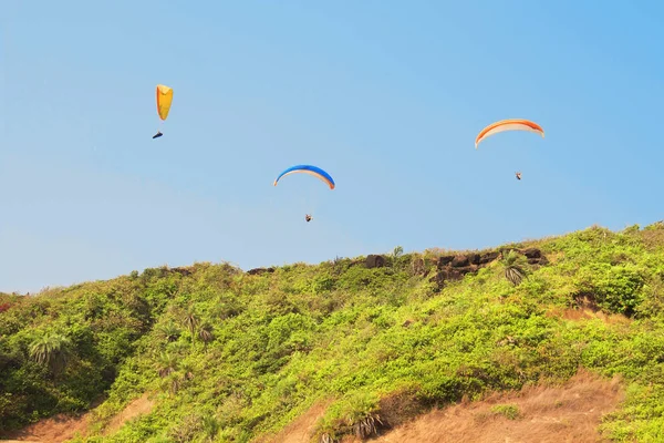 Yamaç paraşütü Arambol plaj üzerinde. Kuzey Goa, Hindistan