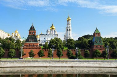 Moskova Kremlin. Kremlin dolgu ve Moskova Nehri manzaralı
