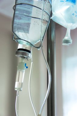 İntravenöz tedavi IV infüzyon seti. İnfüzyon tedavisi sistemi