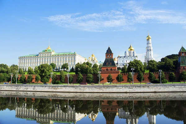 Moskova Kremlin. Kremlin dolgu ve Moskova Nehri manzaralı