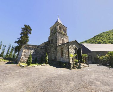 Abhazya Kamani köyü Kamani Manastırı bulunur.
