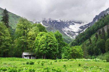 Güzel yaz manzara. Küçük beyaz bir evde bir dağlar. Avadhara, Abhazya Cumhuriyeti.