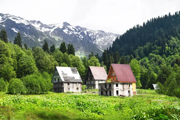 Auadhara evlerde terk edilmiş. Bahar dağ manzarası. Kafkas Dağları, Abhazya Cumhuriyeti.