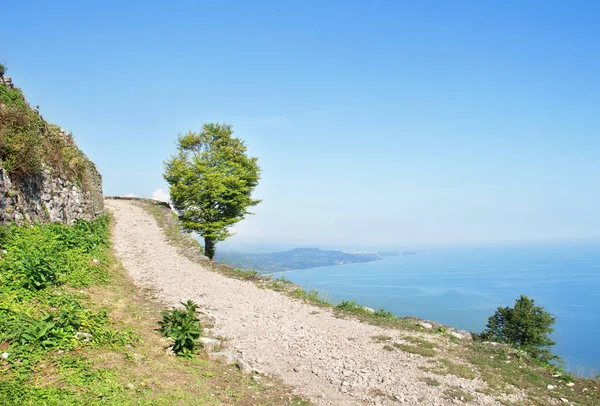Anacopia Kalesi, Abhazya Cumhuriyeti. Karadeniz ve yeni Athos güzel görünümü.