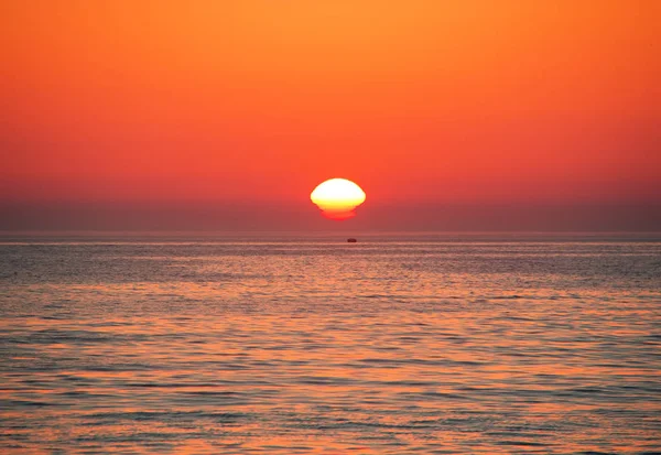 Gün batımında Karadeniz. Büyük sarı güneşin deniz yüzeyi altında. Sochi, Rusya Federasyonu.