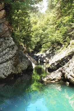 Nehir Psakho ıslak Kanyonu. Mavi su ile dağ nehir. Sochi, Rusya Federasyonu.