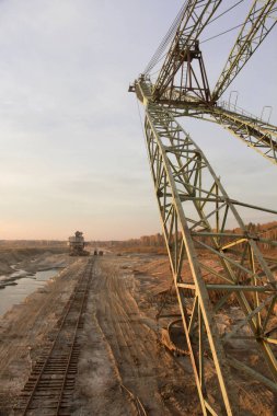 Bir halatlı kazma sistemi ekskavatör ve kum ocağı içinde bir istifleyici. Eski terk edilmiş demiryolu parkuru. Fosforit madeni