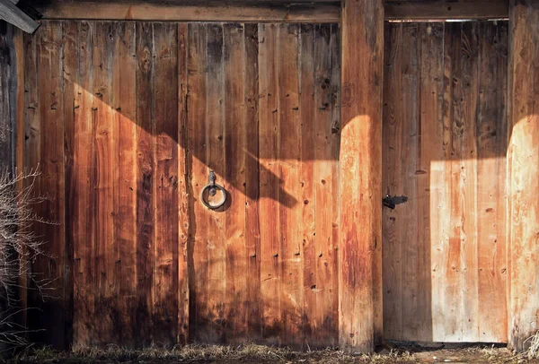 Old Wooden Gate Metal Handle Dark Orange Wood Background — Stock Photo, Image