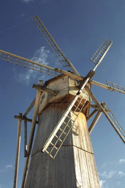 Güneşli bir gün yakın çekim mavi bir gökyüzüne karşı eski ahşap yel değirmeni