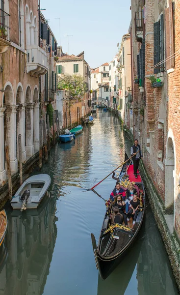2019 Italië Venetië Gondelaar Het Kanaal — Stockfoto