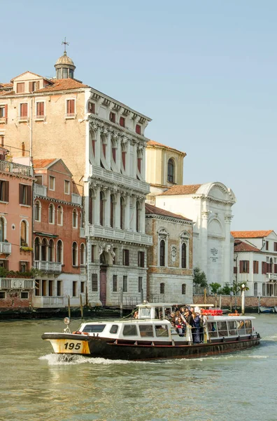 16.04.2019. İtalya. Venedik. Büyük Kanal 'daki Vaporetto.