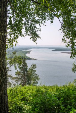 - Rusya. Tomsk bölgesi. Mavi uçurum. Tom nehrinin manzarası.