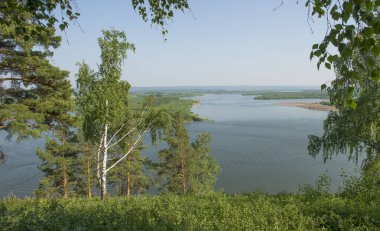             - Rusya. Tomsk bölgesi. Mavi uçurum bölgesindeki Tom nehrinin manzarası.