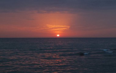 - Rusya. Krasnodar bölgesi. Karadeniz üzerinde gün batımı.  