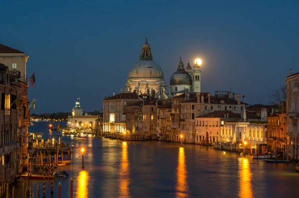 İtalya. Venedik. Büyük Kanal 'ın akşam manzarası.