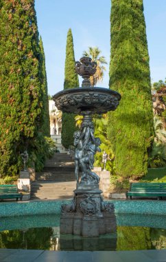 13.11.2017 Rusya. Soçi. Botanik bahçesi parkı. Çeşme.