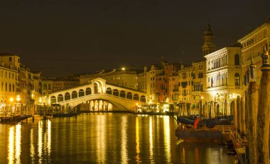 İtalya. Venedik. Büyük Kanal ve Rialto Köprüsü 'nün gece manzarası.