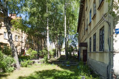 Nizhny Novgorod. Fedoseenko caddesindeki evin avlusu..