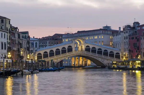 21.04.2019. İtalya. Venedik. Büyük Kanal ve Rialto Köprüsü 'nün sabah manzarası.