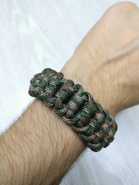 Paracord Człowiek Bransoletka Wojskowy Model — Zdjęcie stockowe