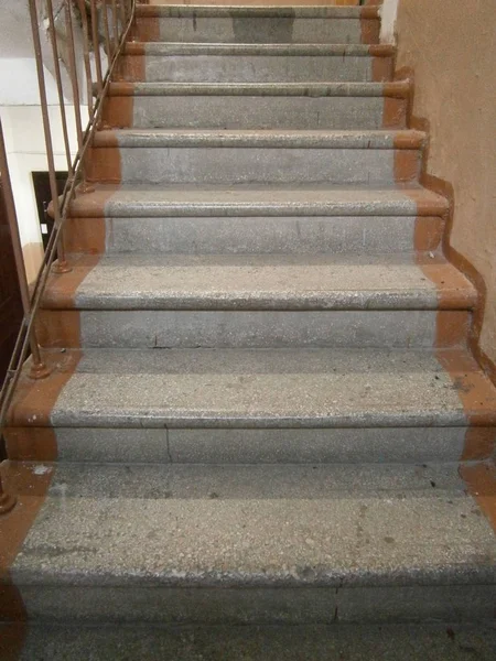 Alte Graue Treppe Die Ein Wohnhaus Nach Oben Führt — Stockfoto