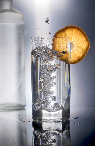 стакан водки и бутылку
