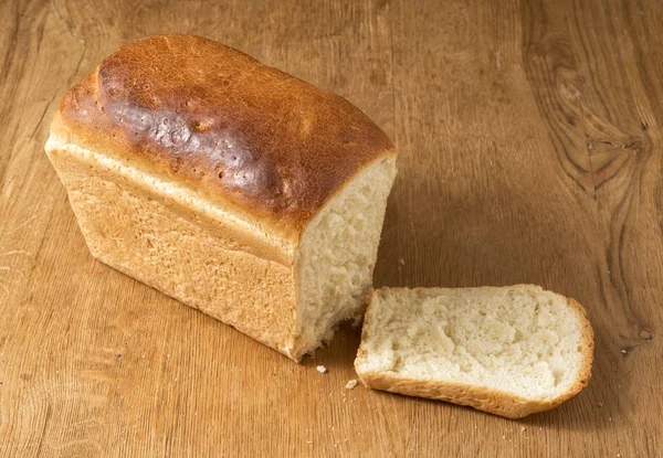 Bochník bílého chleba na dubové desce — Stock fotografie