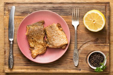 Kızarmış balık parçaları servis masasında.