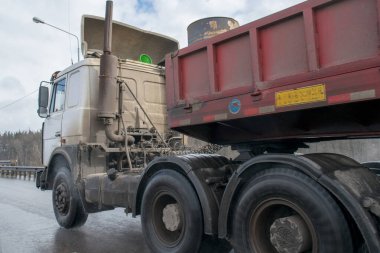 Islak yolda ilerleyen bir tren. Yakın plan.