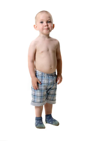 Retrato de un niño rubio de ojos azules en pleno crecimiento, sobre un fondo blanco . —  Fotos de Stock