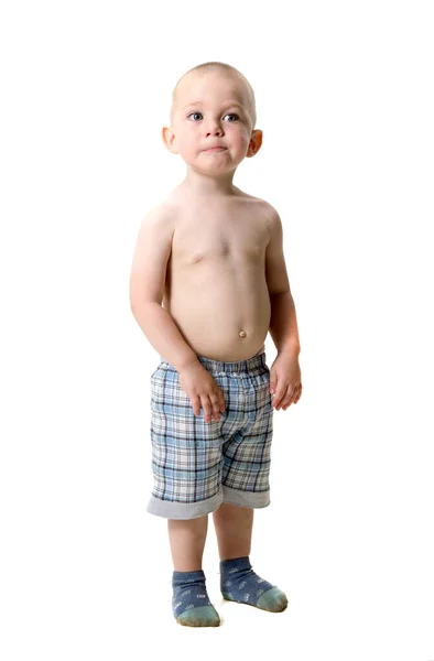 Retrato de un niño rubio de ojos azules en pleno crecimiento, sobre un fondo blanco . —  Fotos de Stock