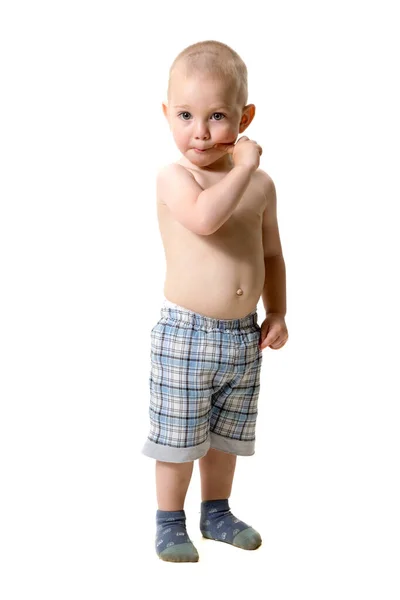 Retrato de un niño rubio de ojos azules en pleno crecimiento, sobre un fondo blanco . —  Fotos de Stock