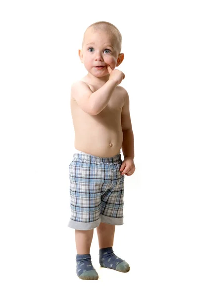 Retrato de un niño rubio de ojos azules en pleno crecimiento, sobre un fondo blanco . —  Fotos de Stock