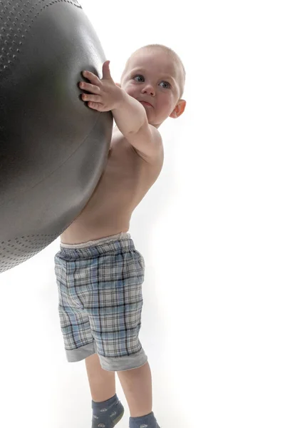 Lindo chico juega con una gran pelota para la aptitud —  Fotos de Stock