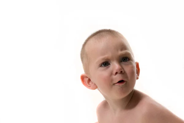 Schattig blond blauw-eyed baby op een witte achtergrond — Stockfoto