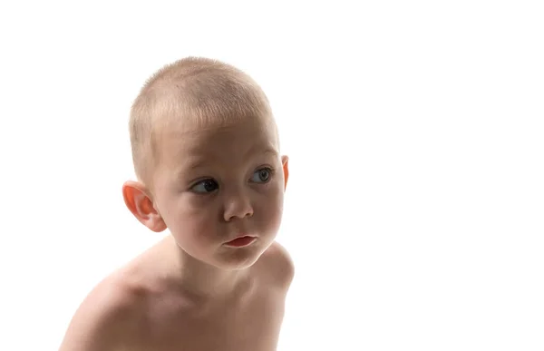 Lindo bebé rubio de ojos azules sobre un fondo blanco —  Fotos de Stock