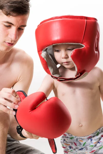 El niño se pone una munición de boxeo —  Fotos de Stock
