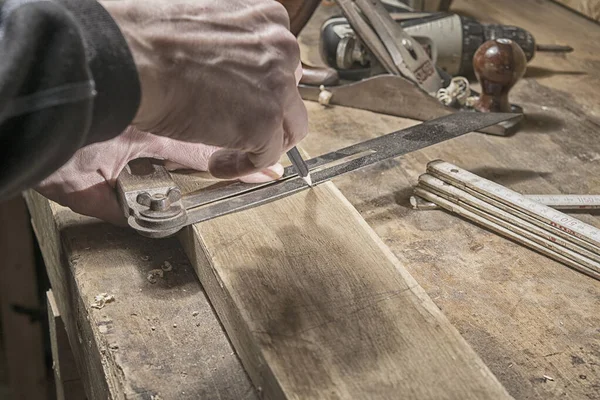 Medições de marcação de carpinteiro em peça de placa de madeira — Fotografia de Stock