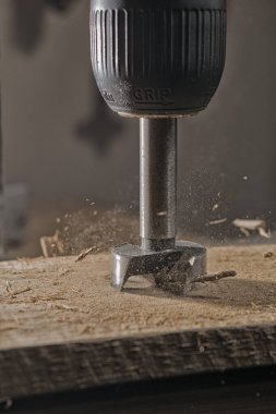 Forstner matkapla meşe ağacı delmek.