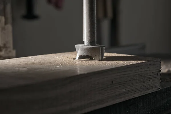 Perforación de madera de roble con un taladro forstner — Foto de Stock