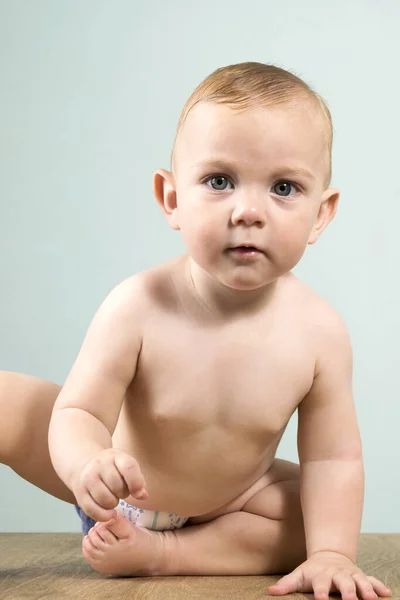 Retrato de un bebé. Un chico con ojos azules y cabello rubio . —  Fotos de Stock