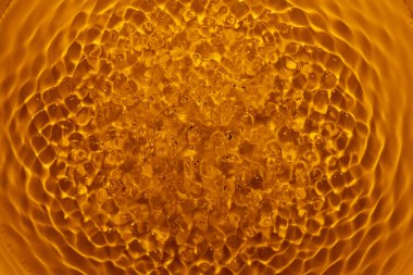 Normal su dokusu. Sudaki chladni formu..