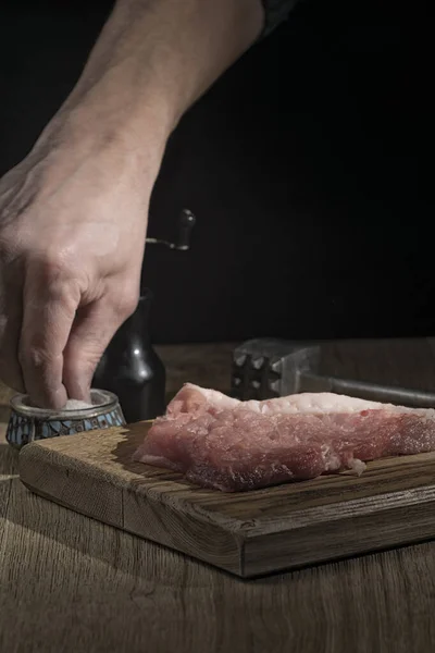 Świeże steki mięsne na desce do krojenia nożem i młotkiem — Zdjęcie stockowe