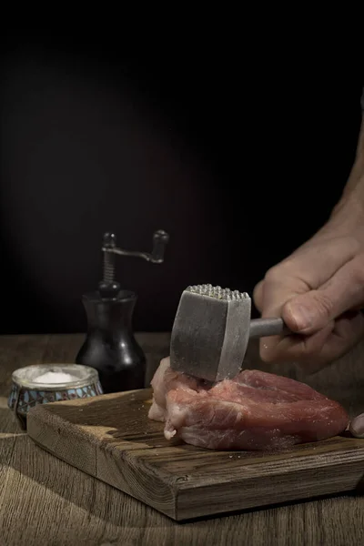 Świeże steki mięsne na desce do krojenia nożem i młotkiem — Zdjęcie stockowe