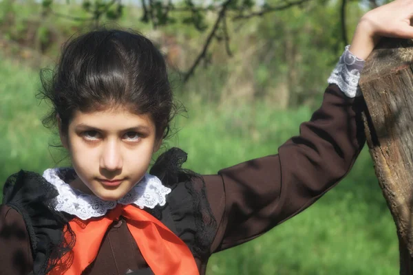 Menina em uniforme escolar e laço pioneiro — Fotografia de Stock