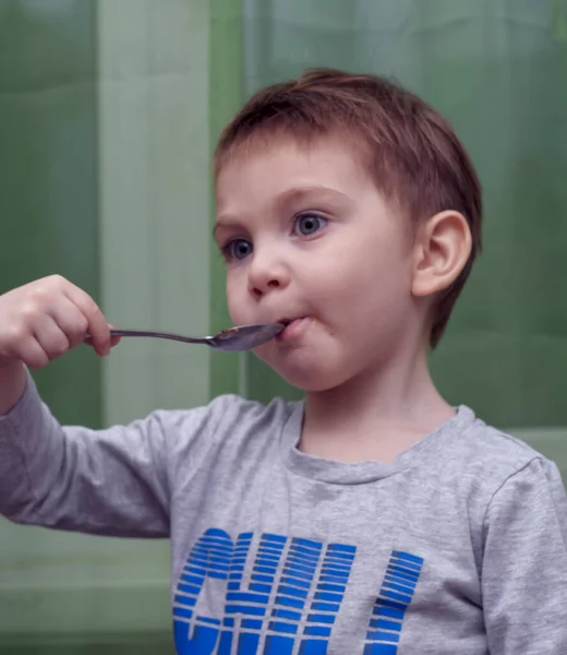 Primer Plano Precioso Bebé Dos Años Comiendo Con Una Cuchara —  Fotos de Stock