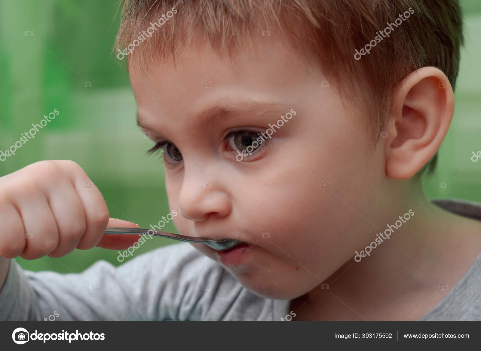Primer Plano Precioso Bebe Dos Anos Comiendo Con Una Cuchara Fotografia De Stock C George7423 Depositphotos